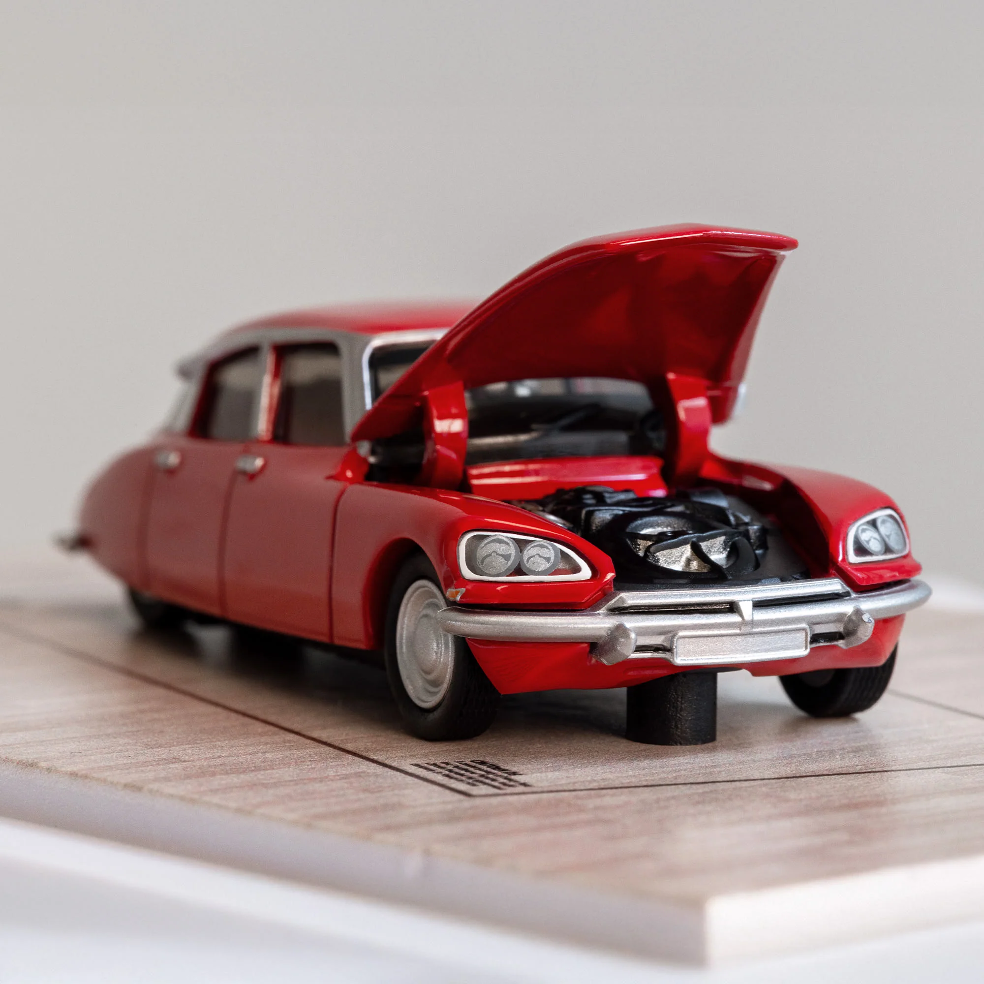 Hot Wheels x MoMA Citroƫn DS 23 Sedan